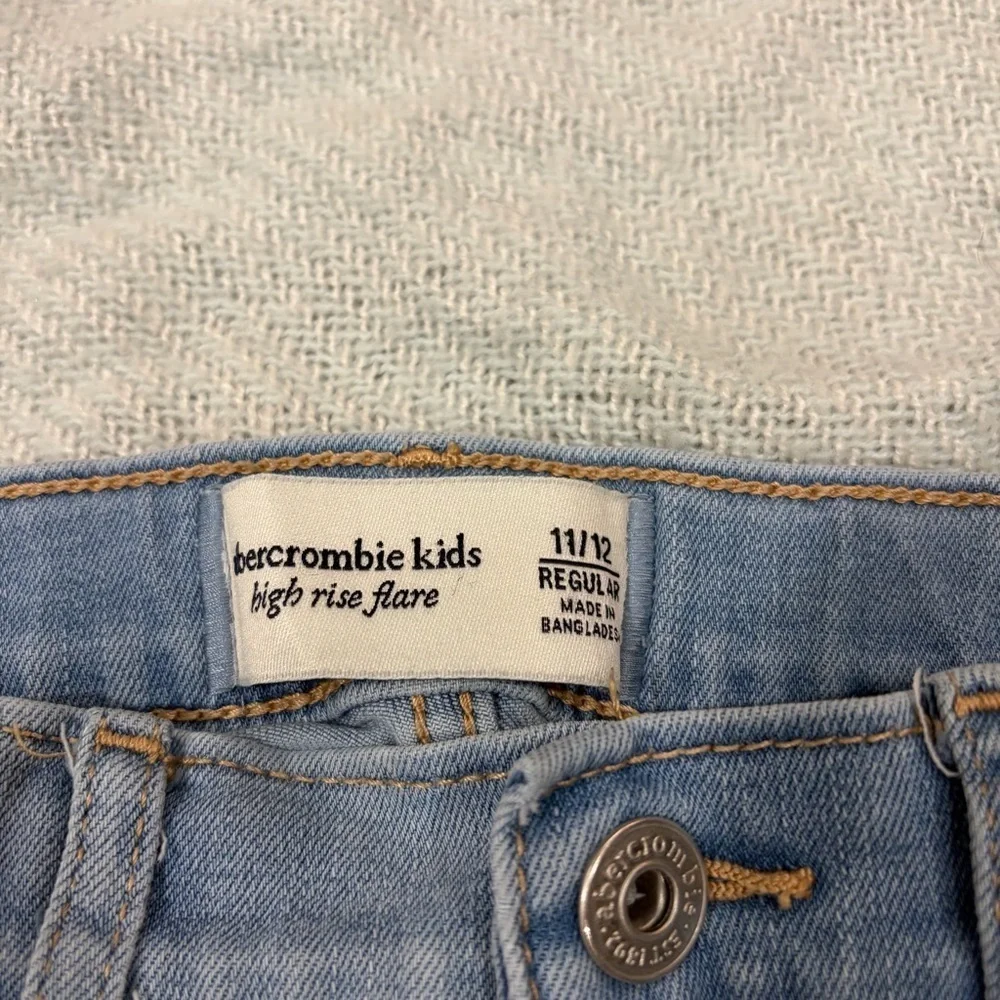Abercrombie and Fitch Girls High Rise Flare Embroidered Jeans asz 11/12